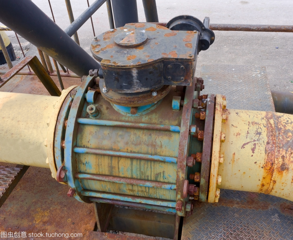 生锈的阀门 岁月腐蚀下的工业印记与思考